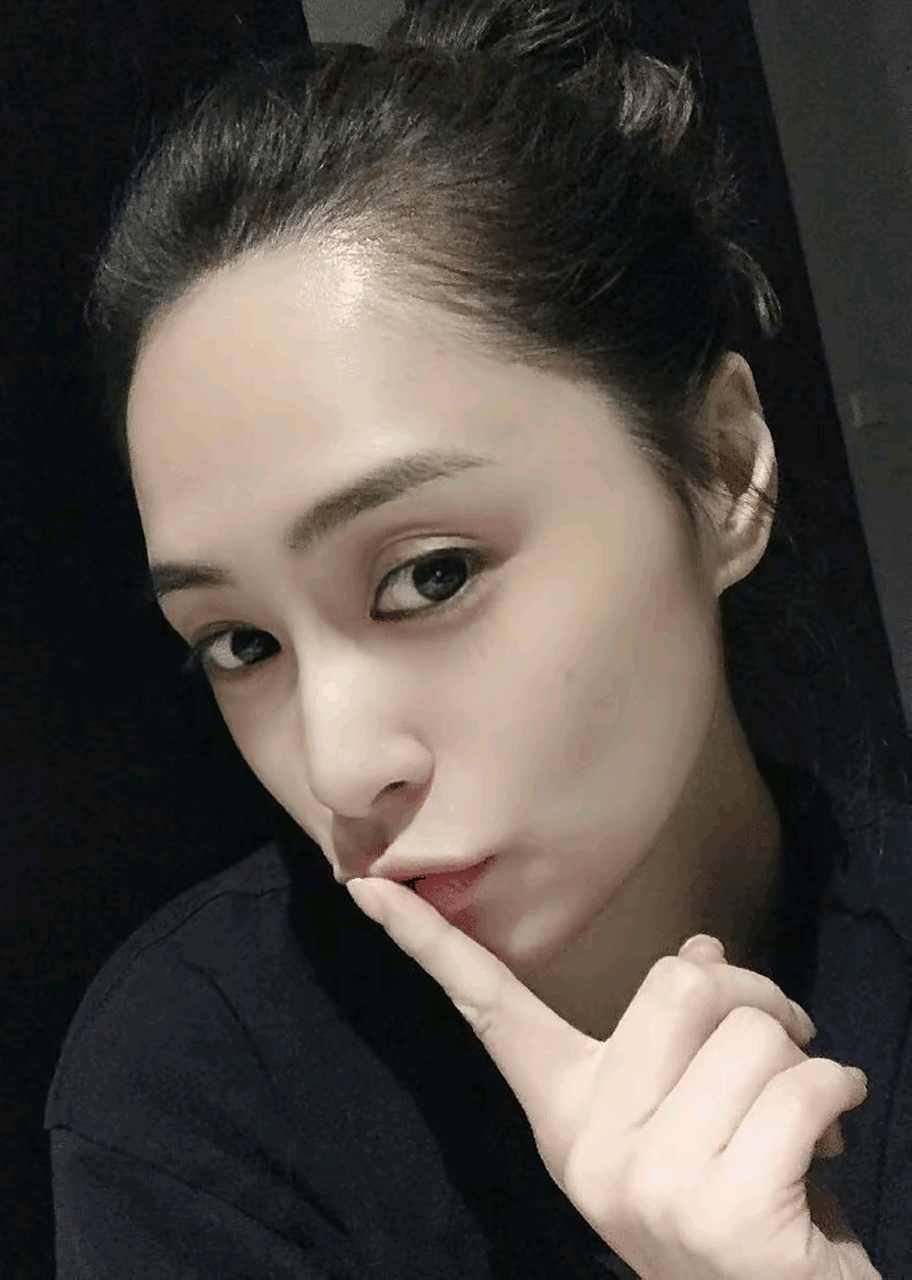 额头在我们的上面部,通常来说饱满一些的额头,会使我们面部的立体度更