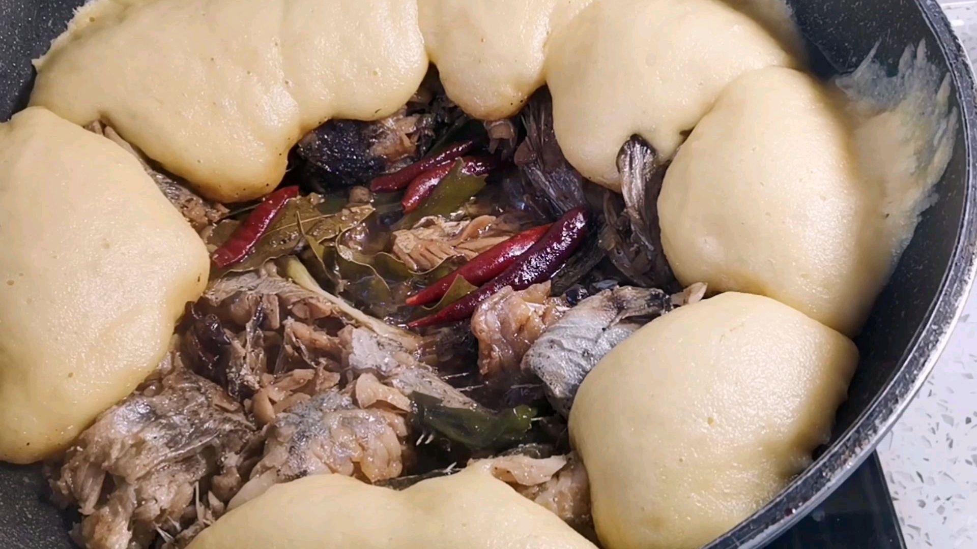 鱼锅贴饼子,筷子搅一搅简单省事,咸香诱人