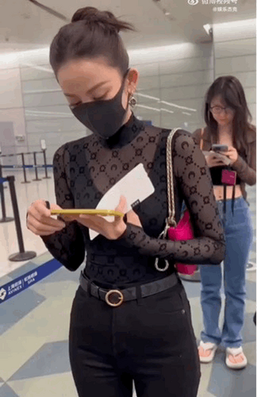 古力娜扎机场路透 ,7/10娜扎出席完电竞活动,黑色透视装造型到达机又