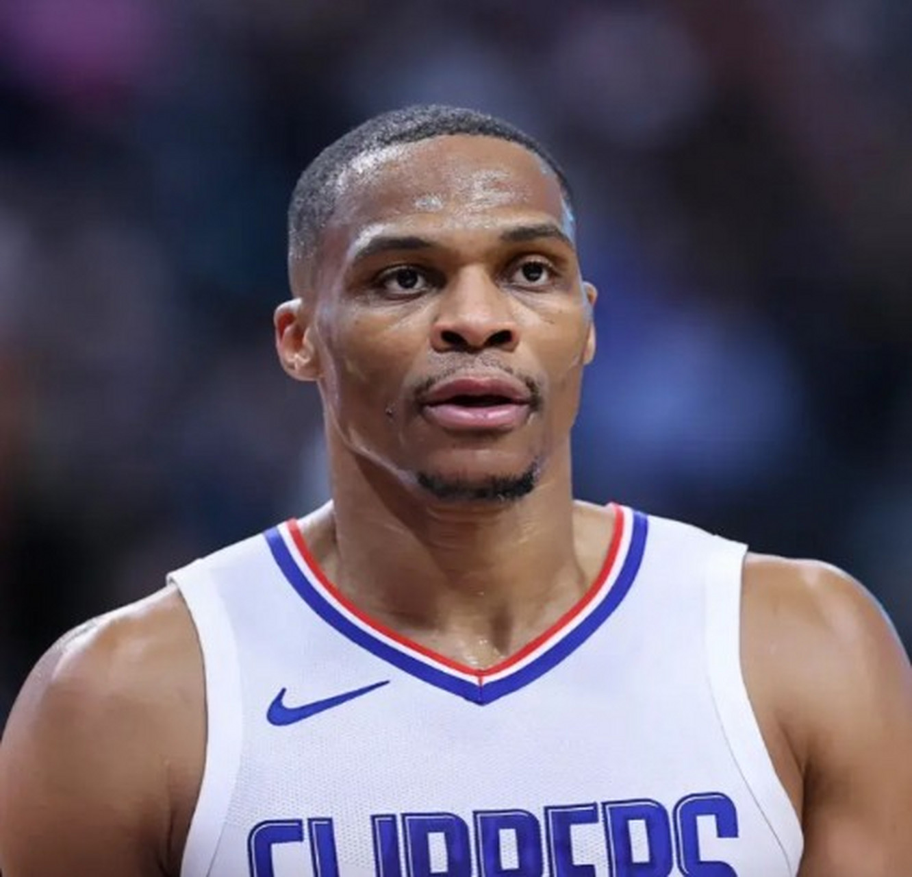 首先,主教练泰伦卢的战术调整能力受到质疑,他未能将四巨头很好地融合