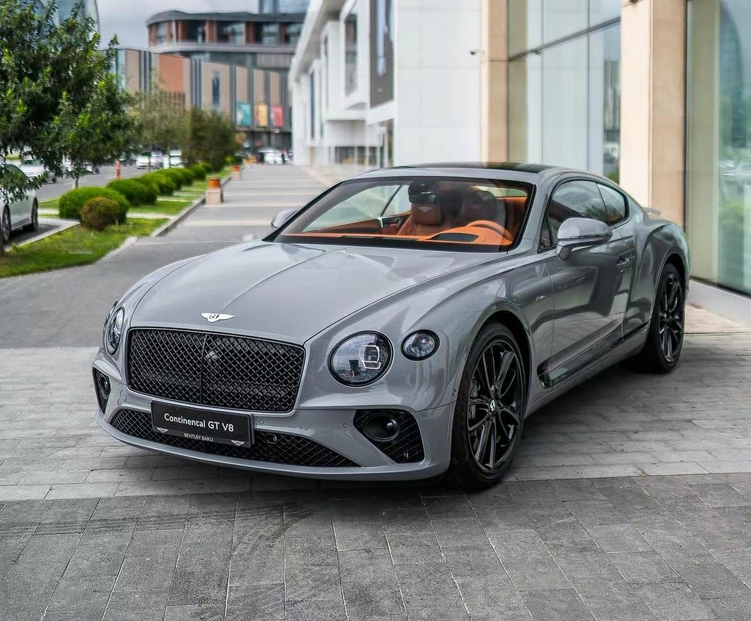 欧陆gt轿跑,这水泥灰的外观搭配棕色内饰确实很漂亮,开这车基本上就是