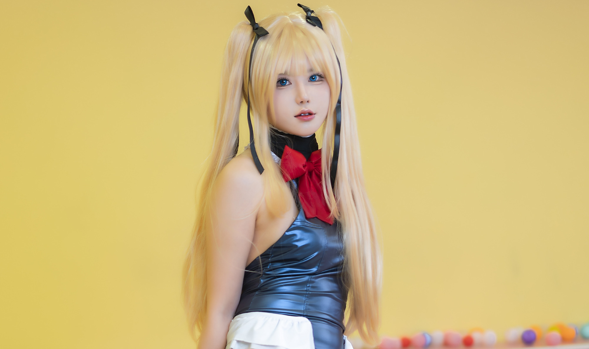 紧身皮衣cos玛丽萝丝,肉嘟嘟的小脸蛋,一脸呆萌的表情太可爱啦