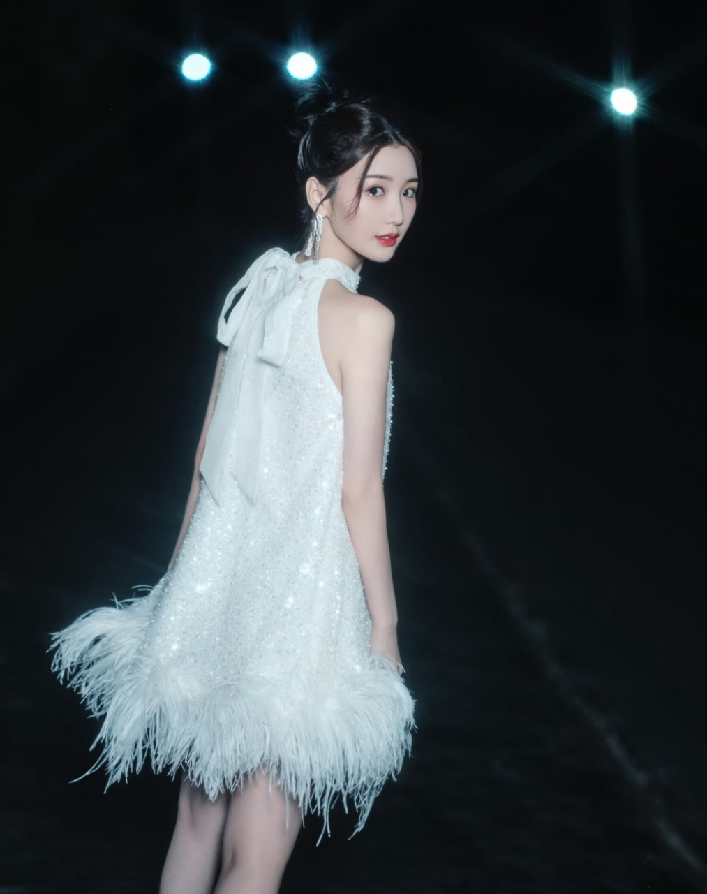 毛晓彤一袭白色羽毛裙,搭配简约盘发,优雅高贵,明艳动人,又美又仙!