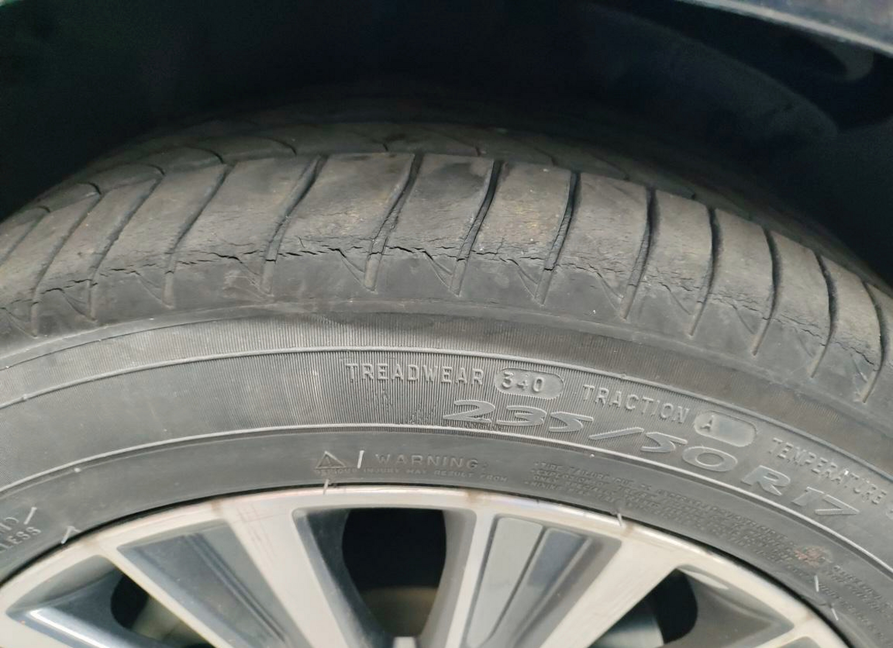 这轮胎有些小裂缝,修车店老板说让我换,你们说他是不是在坑我啊?