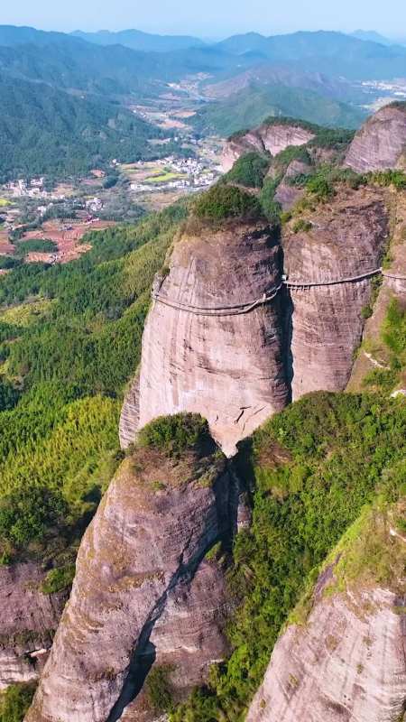 江西小武當山又稱南武當山丹霞地貌大自然鬼斧神工走在上面隔著屏幕都