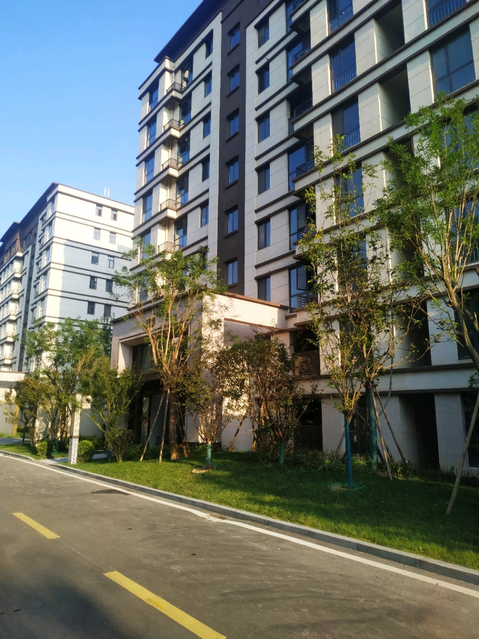 昨天有人来店里挂房源,说自己两年前买的洋房,一楼带院140平,三室两厅