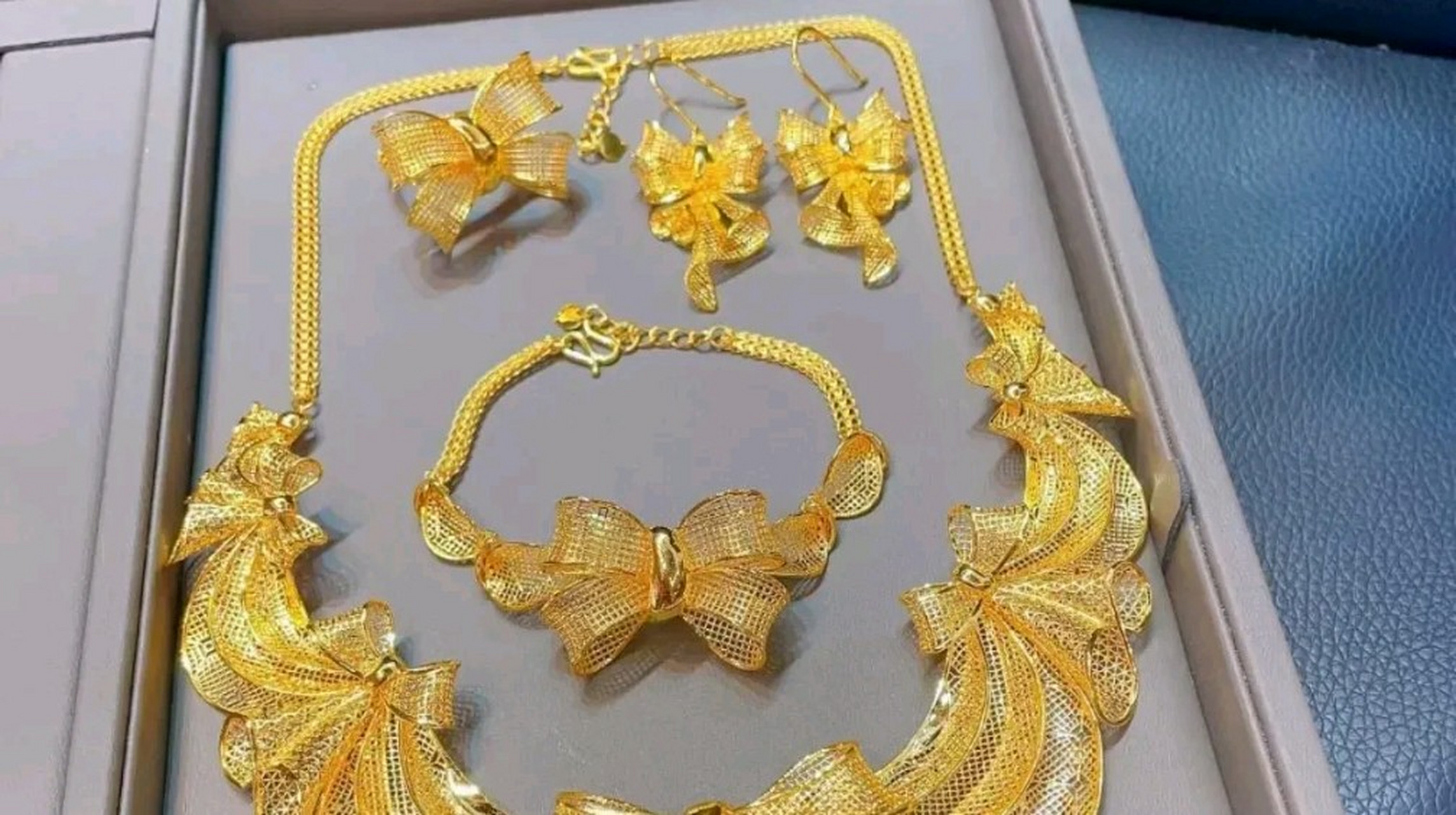 朋友的女儿结婚,朋友说给女儿买一套金首饰作为礼物!