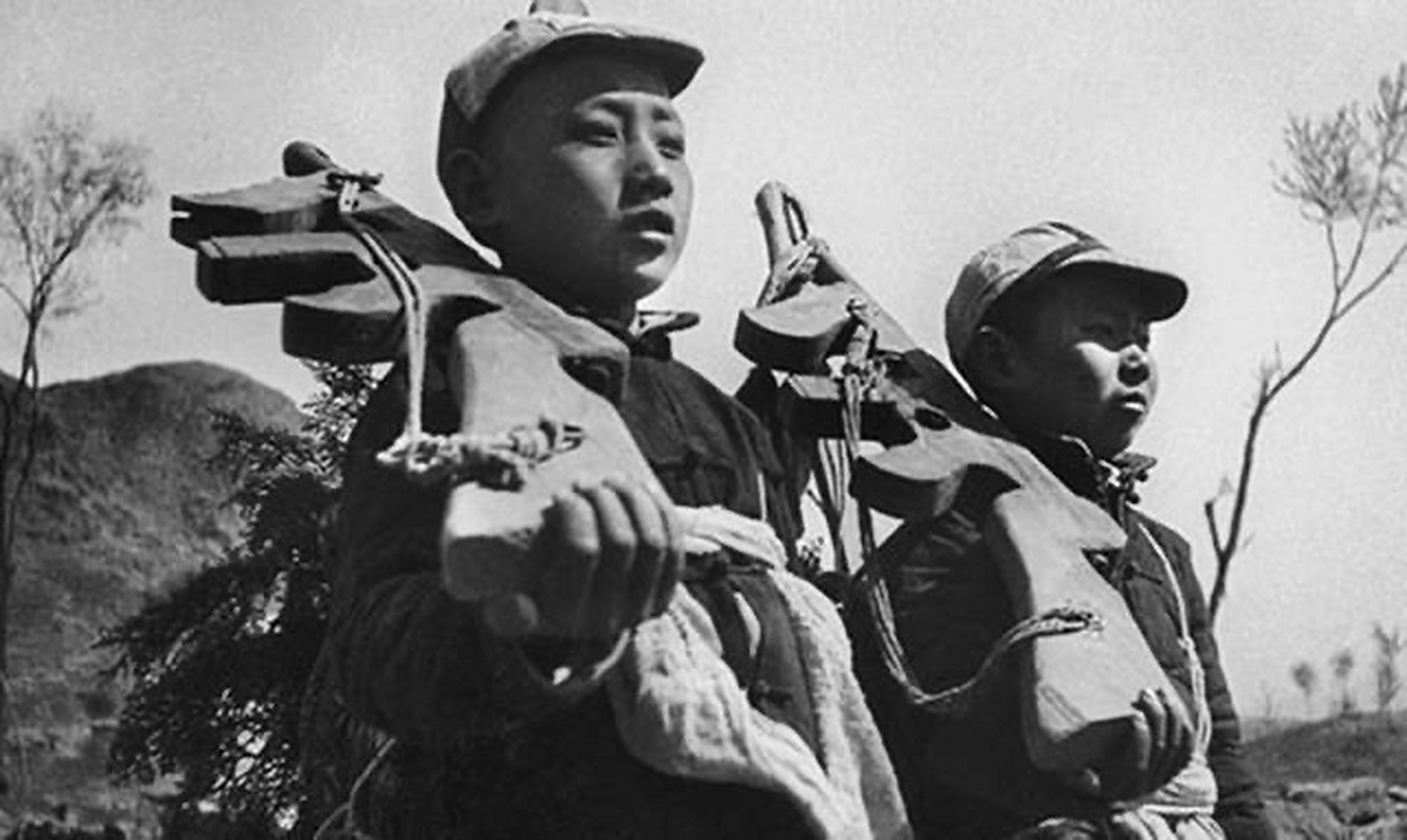 1944年,松山战役中,9岁的小战士张全胜被日军俘虏,当日军问他想要一个