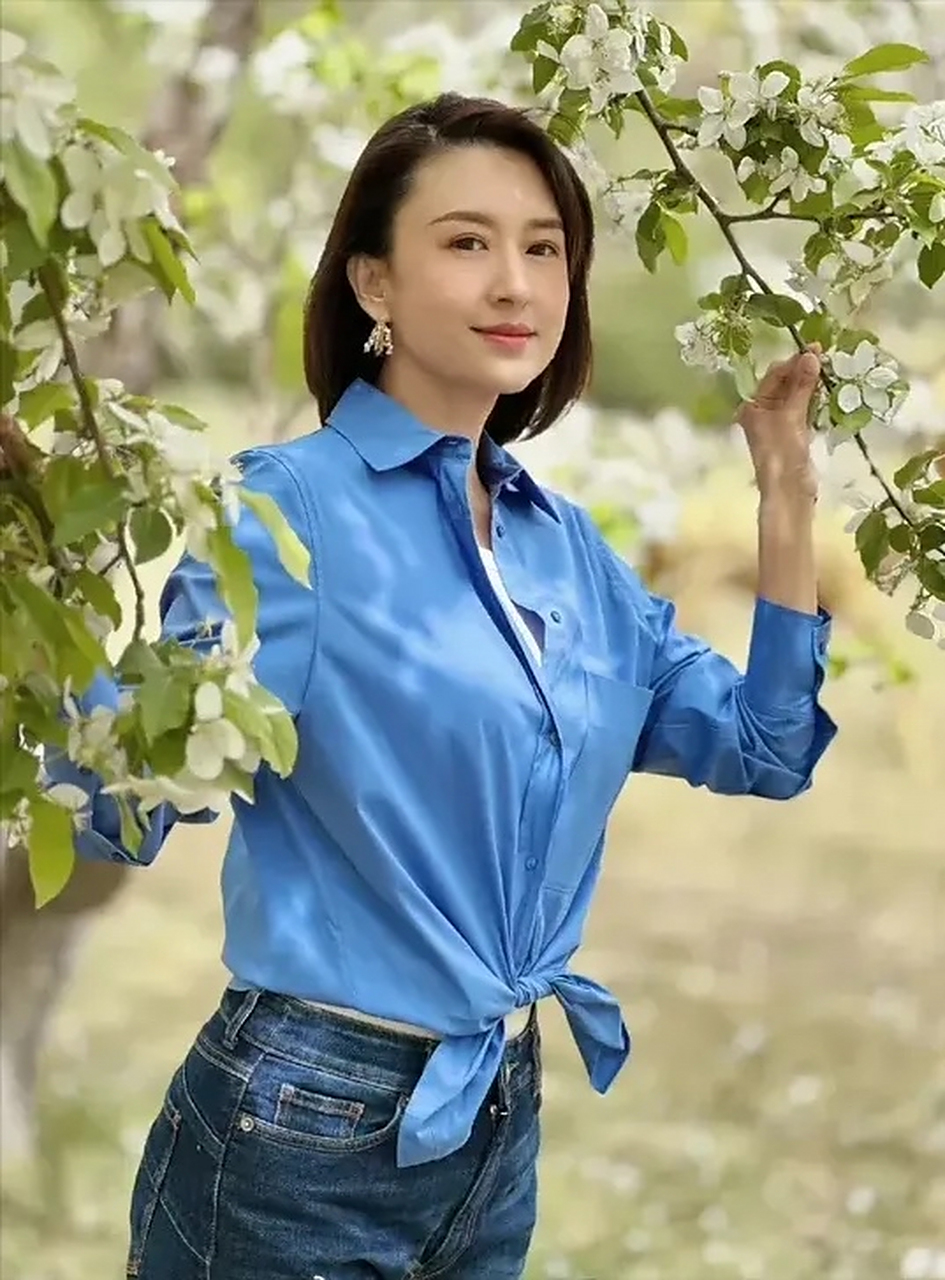 一件蓝色衬衫配牛仔裤清雅脱俗,站在山楂树下宛如画中人~