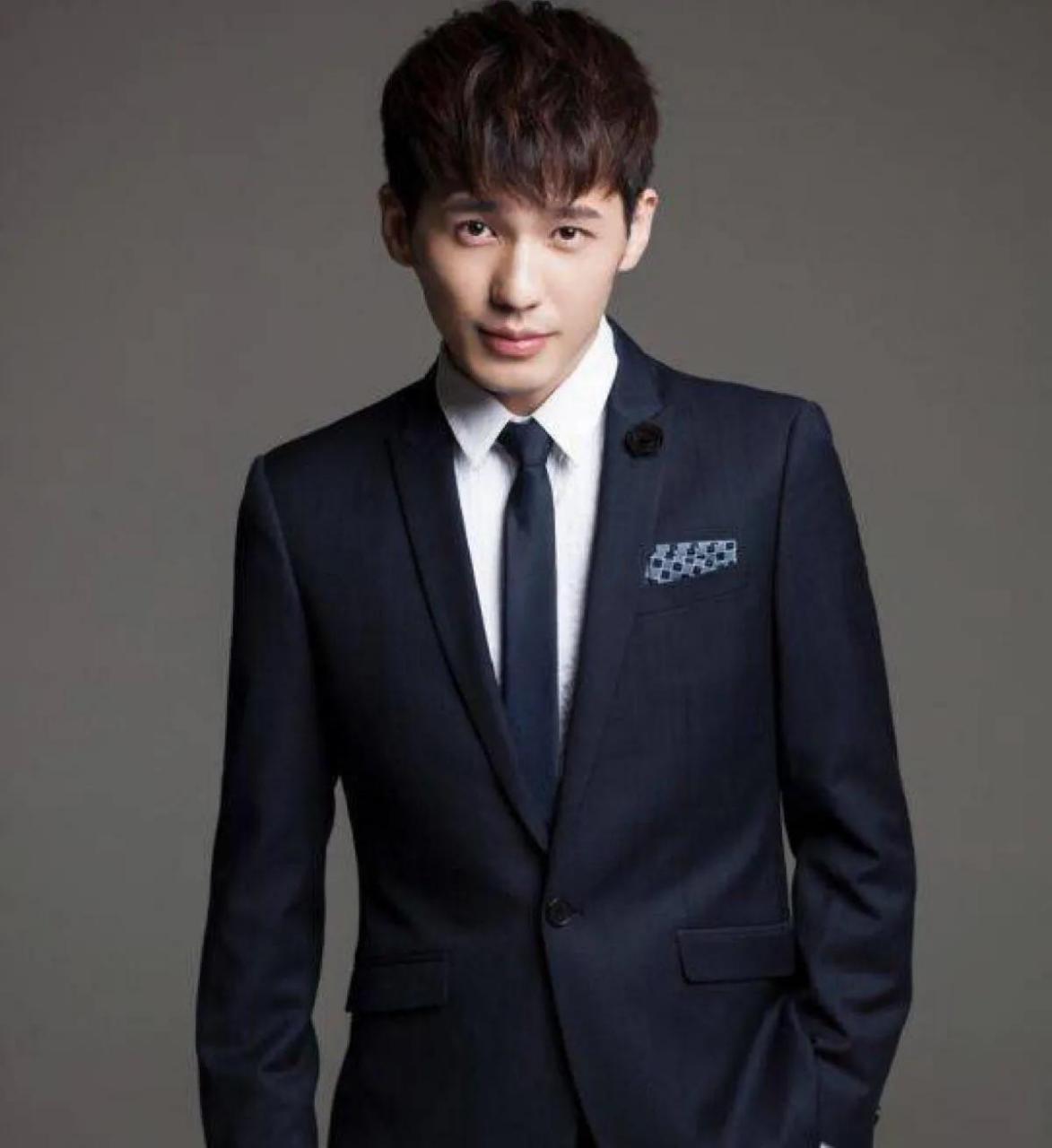 白宇,慢慢红起来了啊,没有胡子时,是正正的帅,留起胡子就是痞帅痞帅