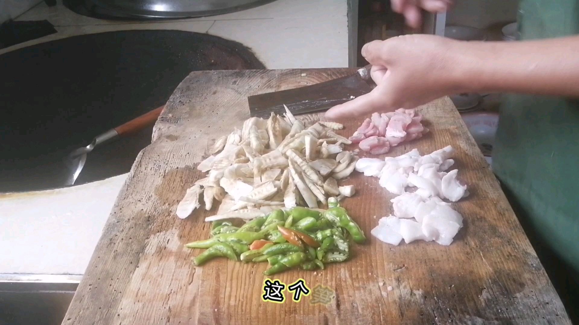娶了个不会做饭的老婆!阿华自己动手做竹笋炒肉