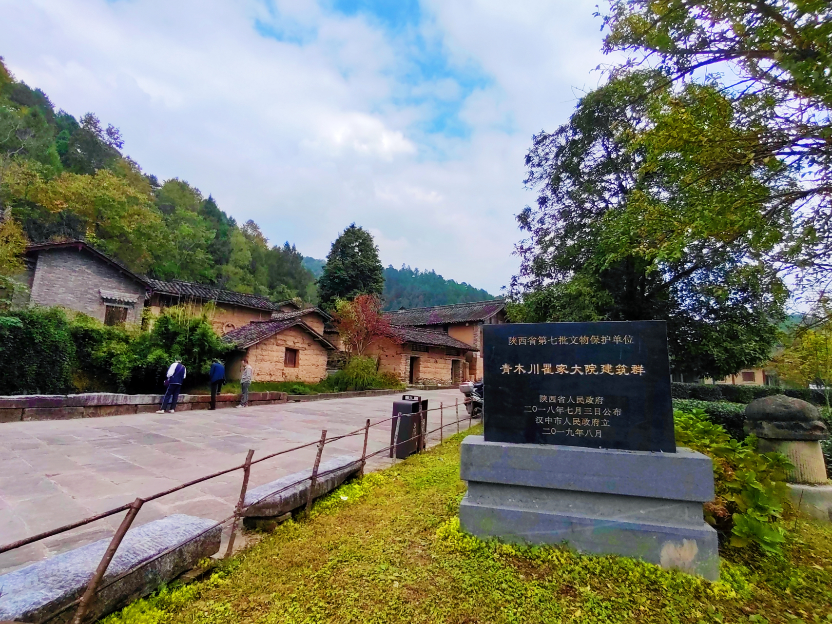 瞿家大院位於雞鳴三省的陝,甘,川交匯處的青木川鎮東壩村,是魏輔唐五