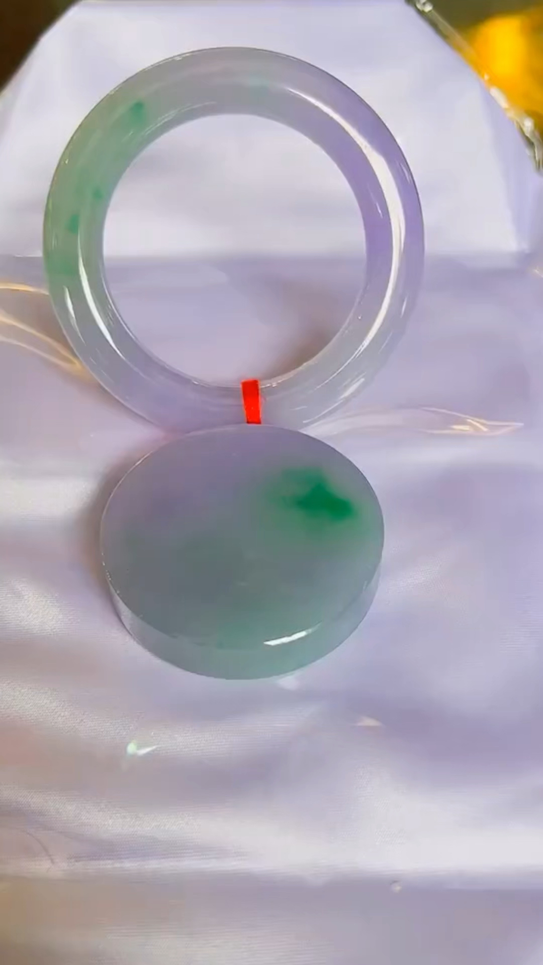 粉丝定做这只冰春彩翡翠手镯,那剩下的镯心雕刻什么好呢?-度小视