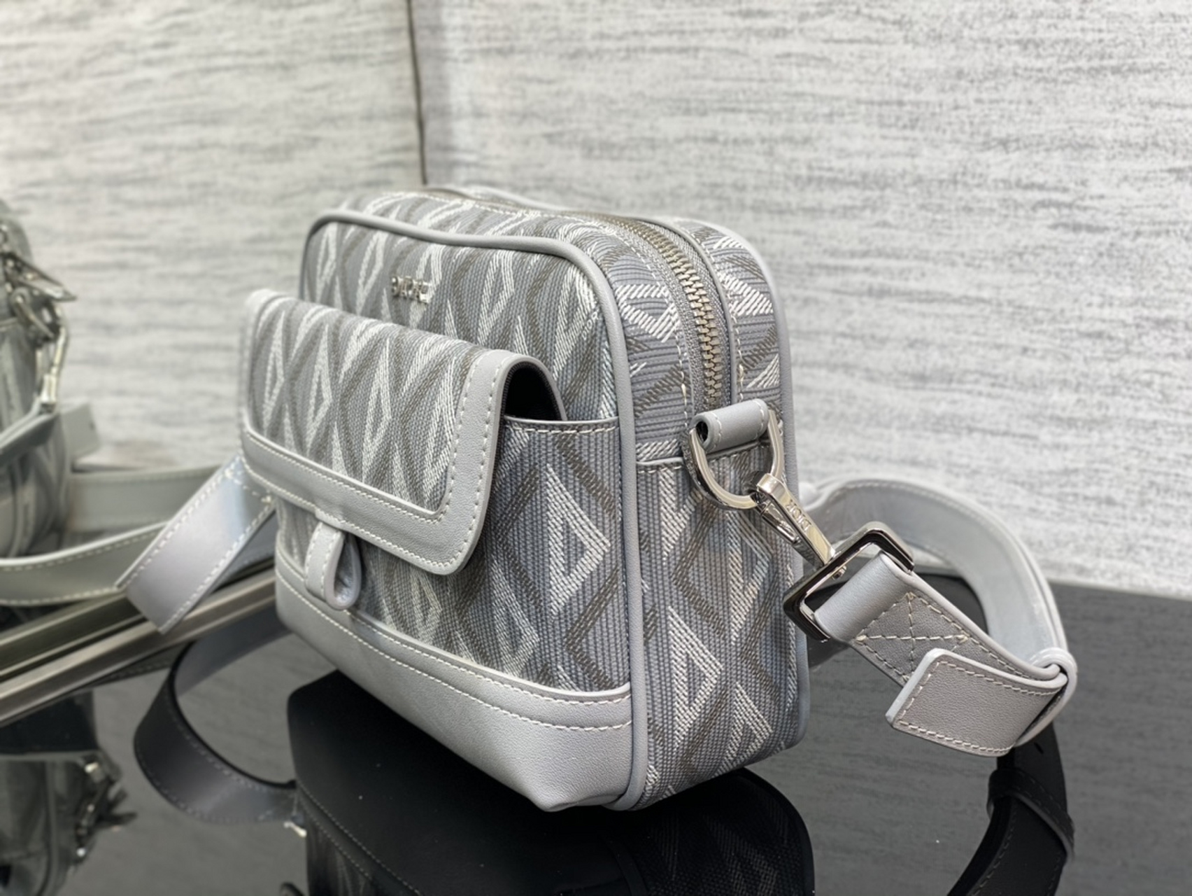 采用迪奥灰 cd diamond 图案帆布精心制作,从 dior 档案汲取灵感,点缀