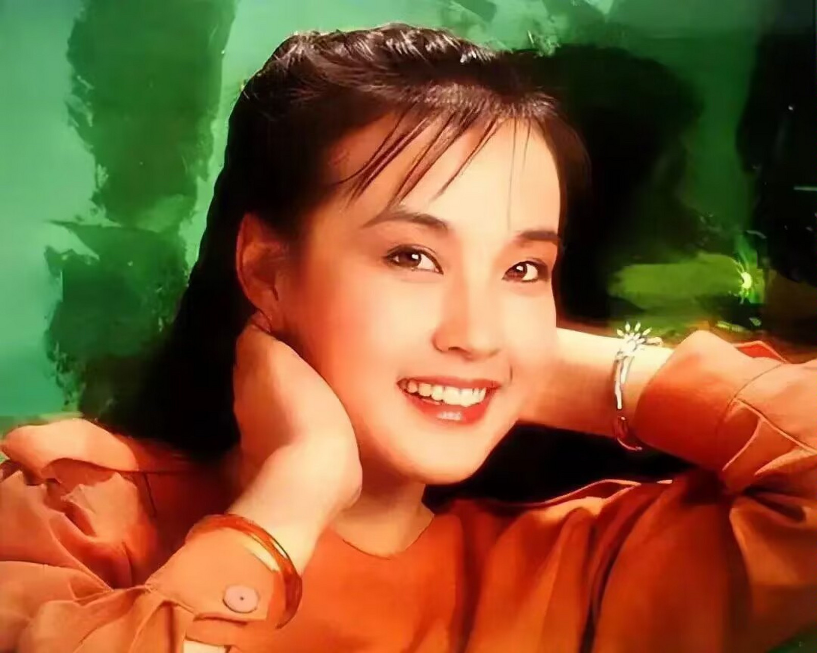 刘晓庆,这位中国影坛的传奇女演员,近日分享了一组年轻时的照片,勾勒