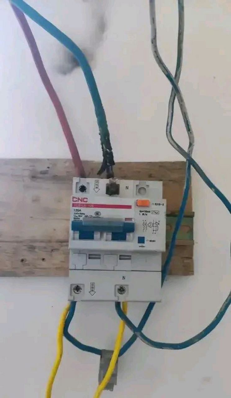 一朋友说他家的进户线老是烧,已经烧了一个刀闸和两个漏保了,他家房子