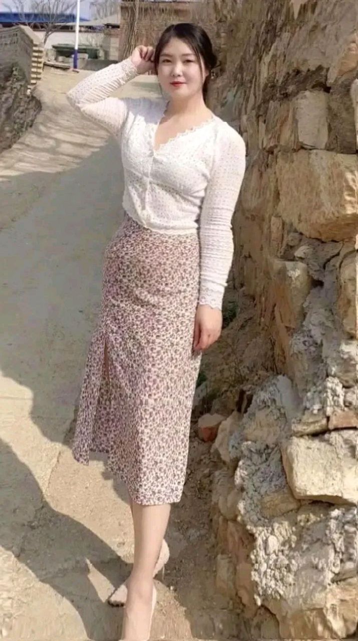 农村留守带娃女人朴素的穿搭#时尚穿搭# #遇见好身材# #美女