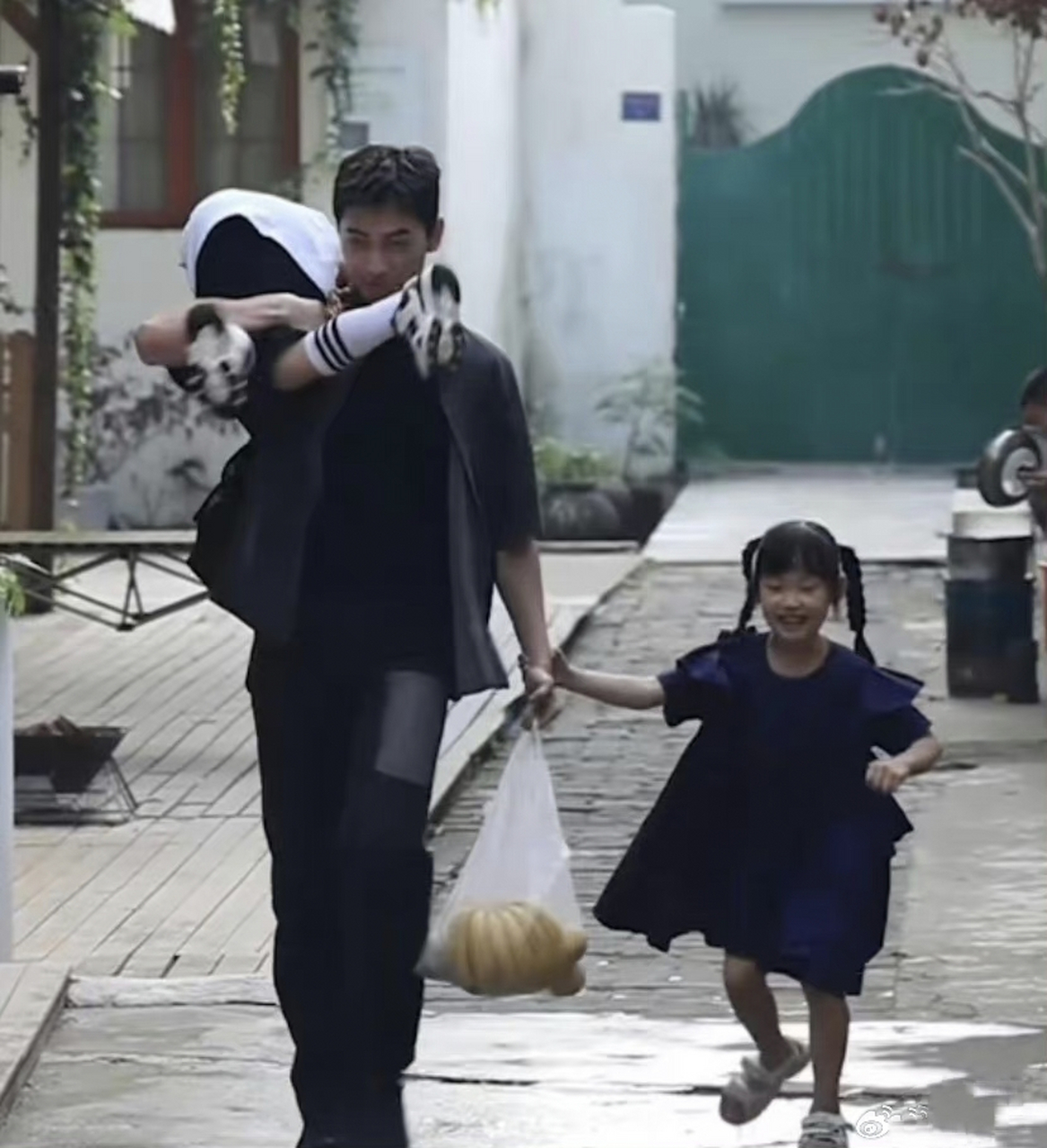 杨洋抱孩子vs魏大勋抱孩子,细节见人品