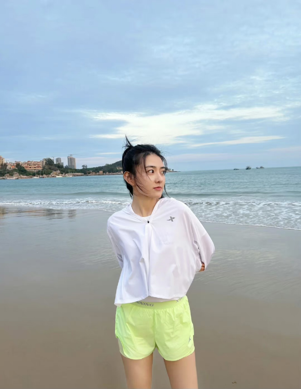 梁洁去海边跑步了,今天是运动少女风,和大海适配度好高,充满了青春