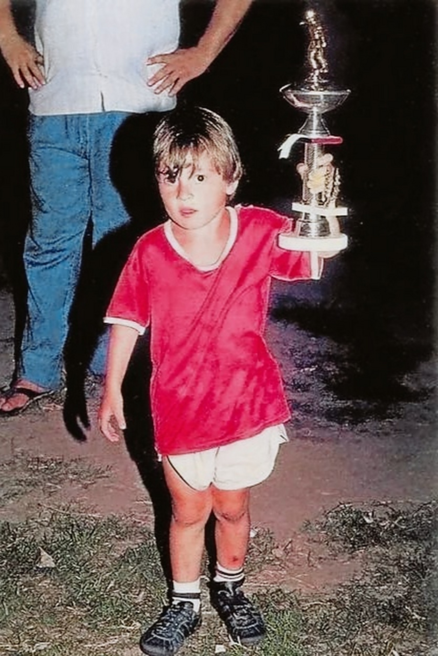 在梅西小时候,无一例外,每周到了周日这天,梅西都会来到外祖母家中,和