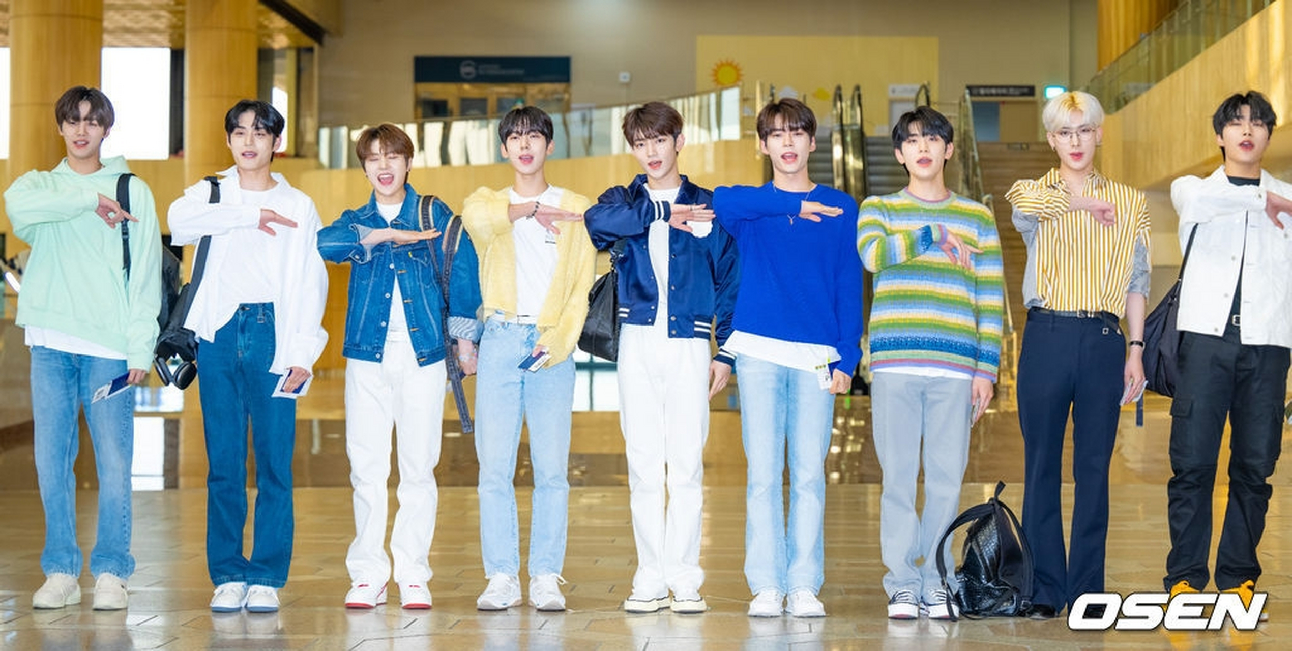 韩国选秀的新团zb1迎来第一个杂志封面,《1stlook》杂志画报,置身花海