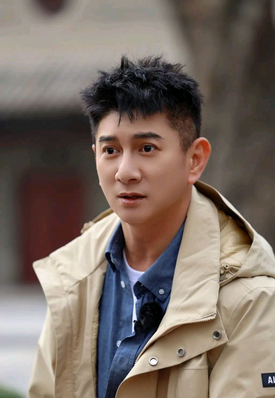 吴奇隆在漳州录制追星星的人,他这次搭配的很显年轻,看上去也格外的