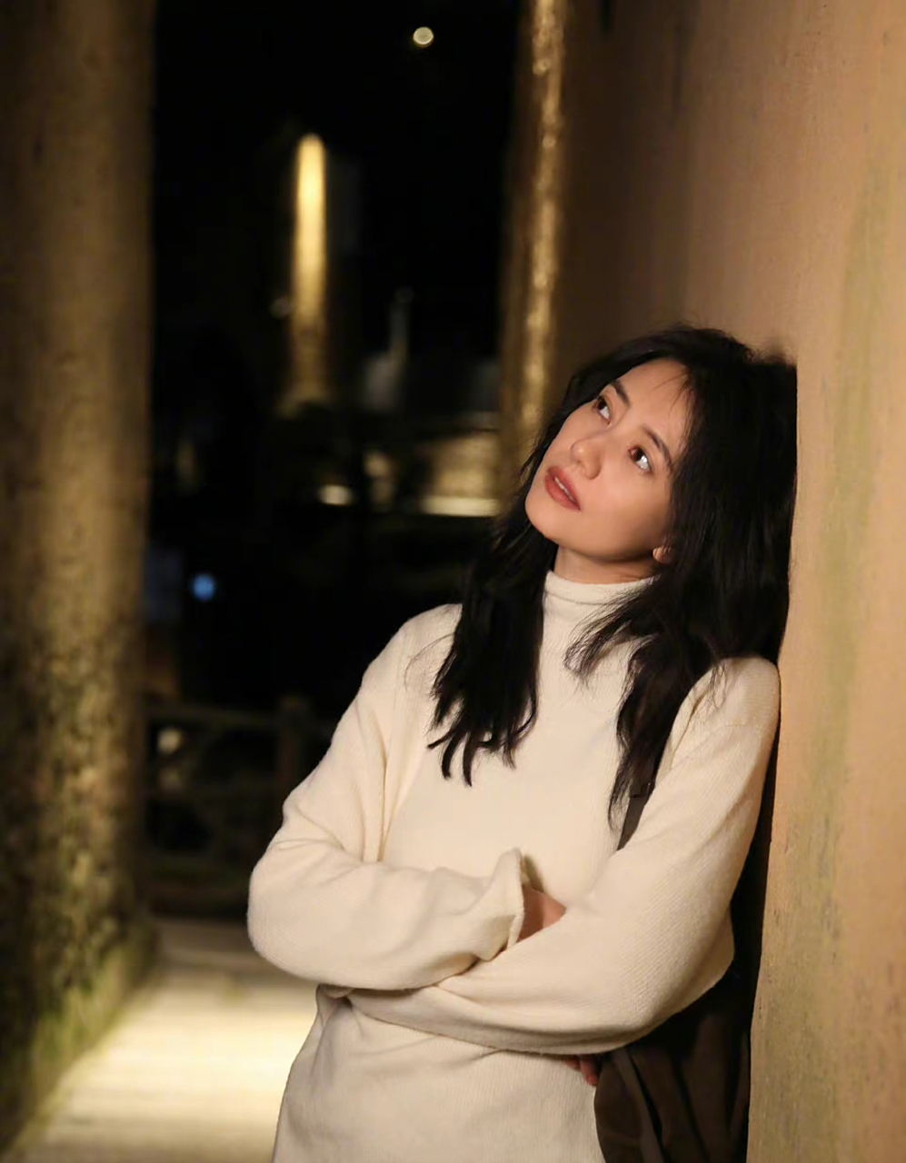 高圆圆分享日常随拍,白色羽绒服 羊绒衫配褐色邢闲