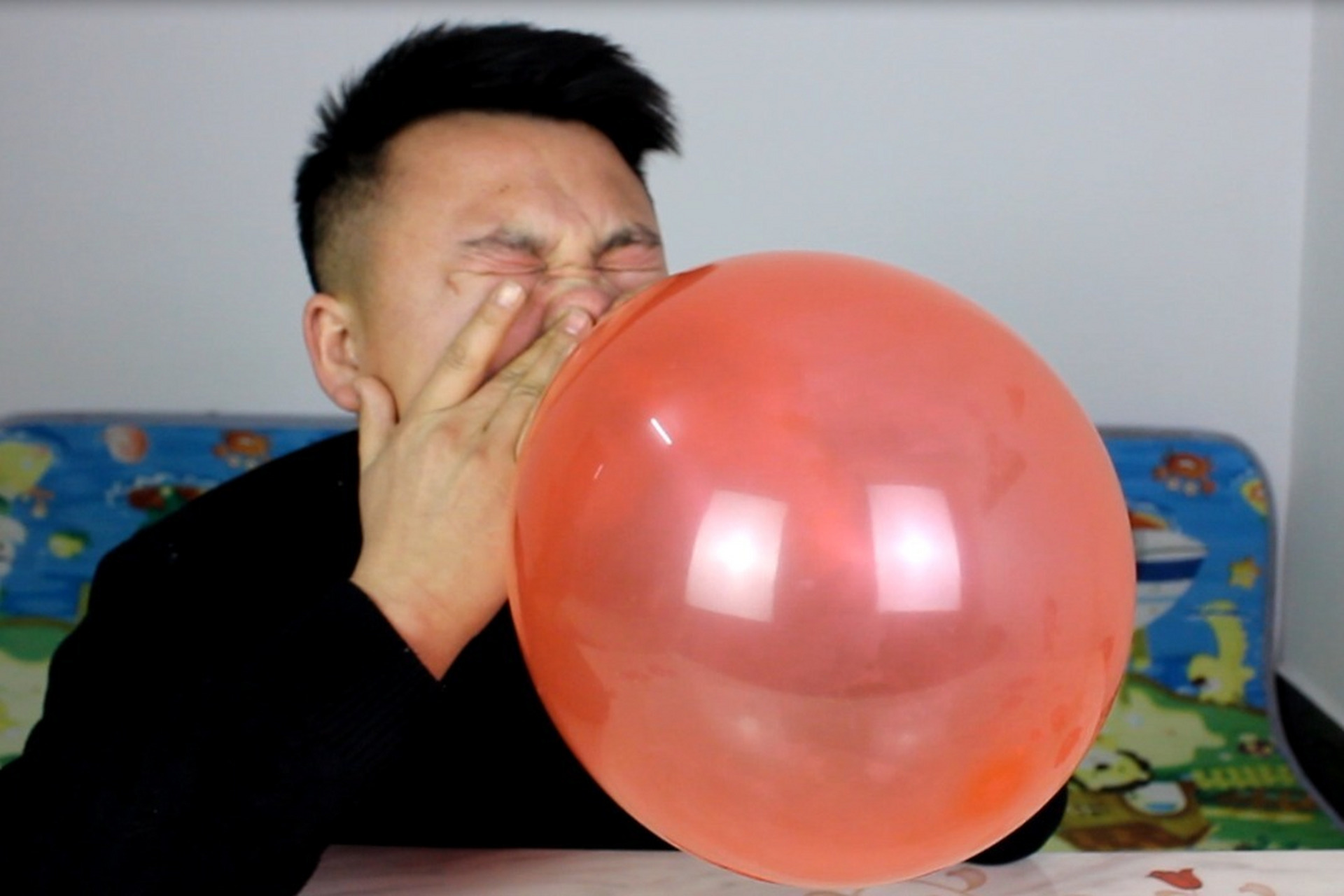 脑出血就好比吹气球,吹着吹着就突然爆炸了.