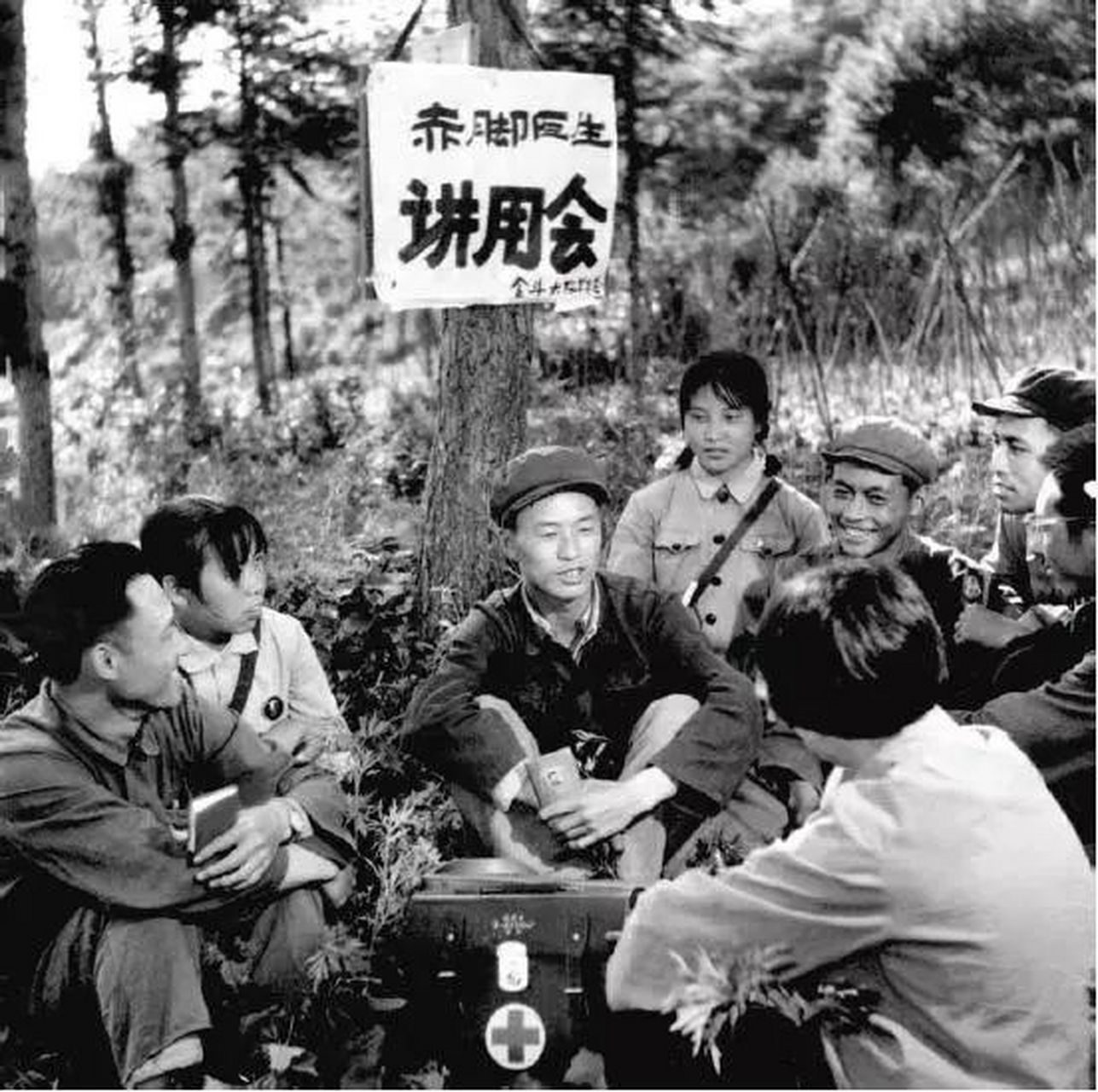 赤脚医生  1969年,农村的实行合作医疗制度.