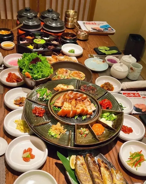 晒出韩国一顿大餐,桌上食物引起网友好奇,网友:水资源过剩
