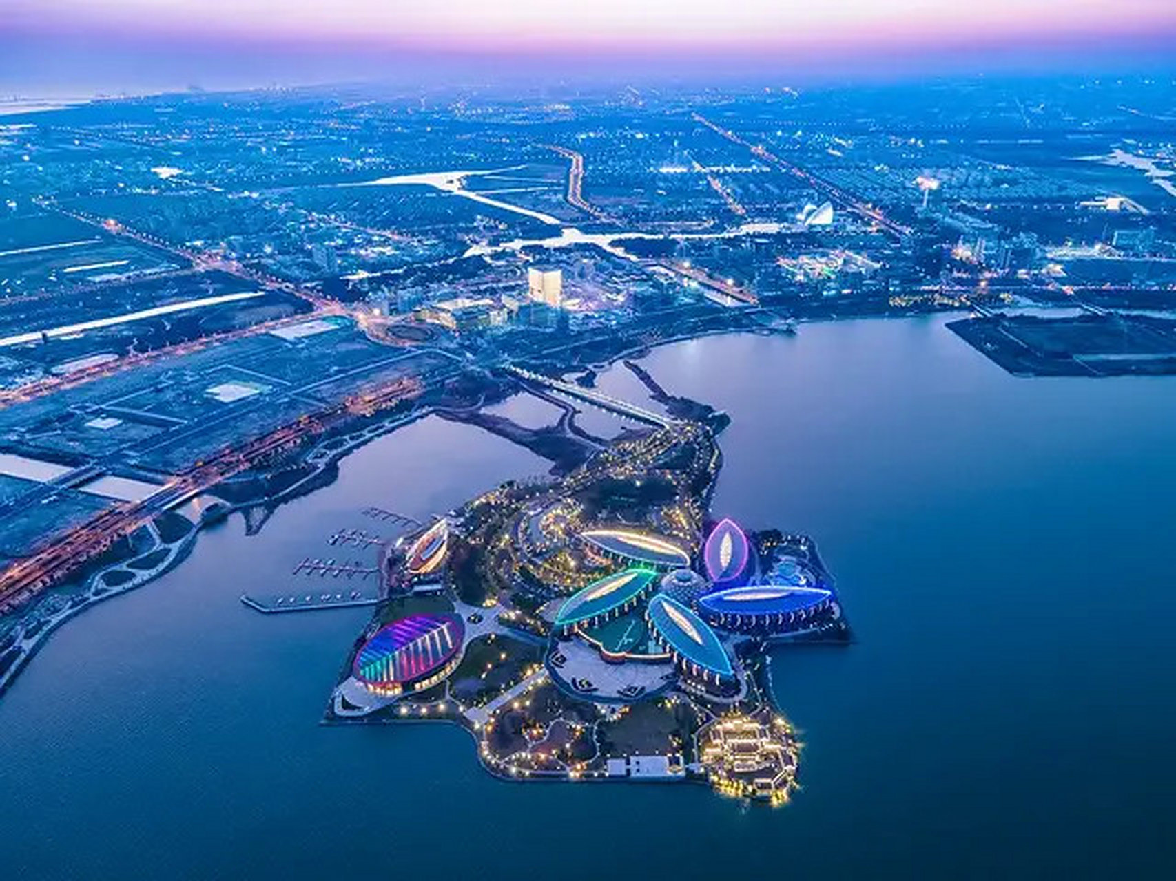 上海滴水湖洲际酒店是洲际酒店管理集团旗下的皇冠假日酒店.