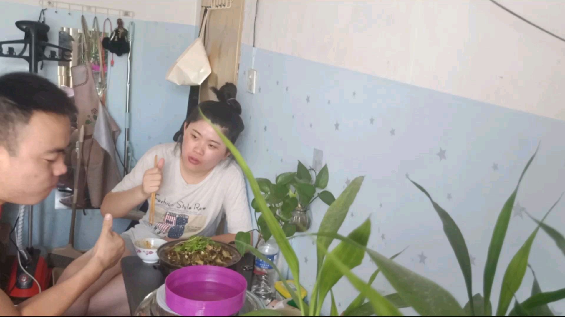 周末休息,贝贝用巴沙鱼做酸菜鱼,阿伟吃过瘾了