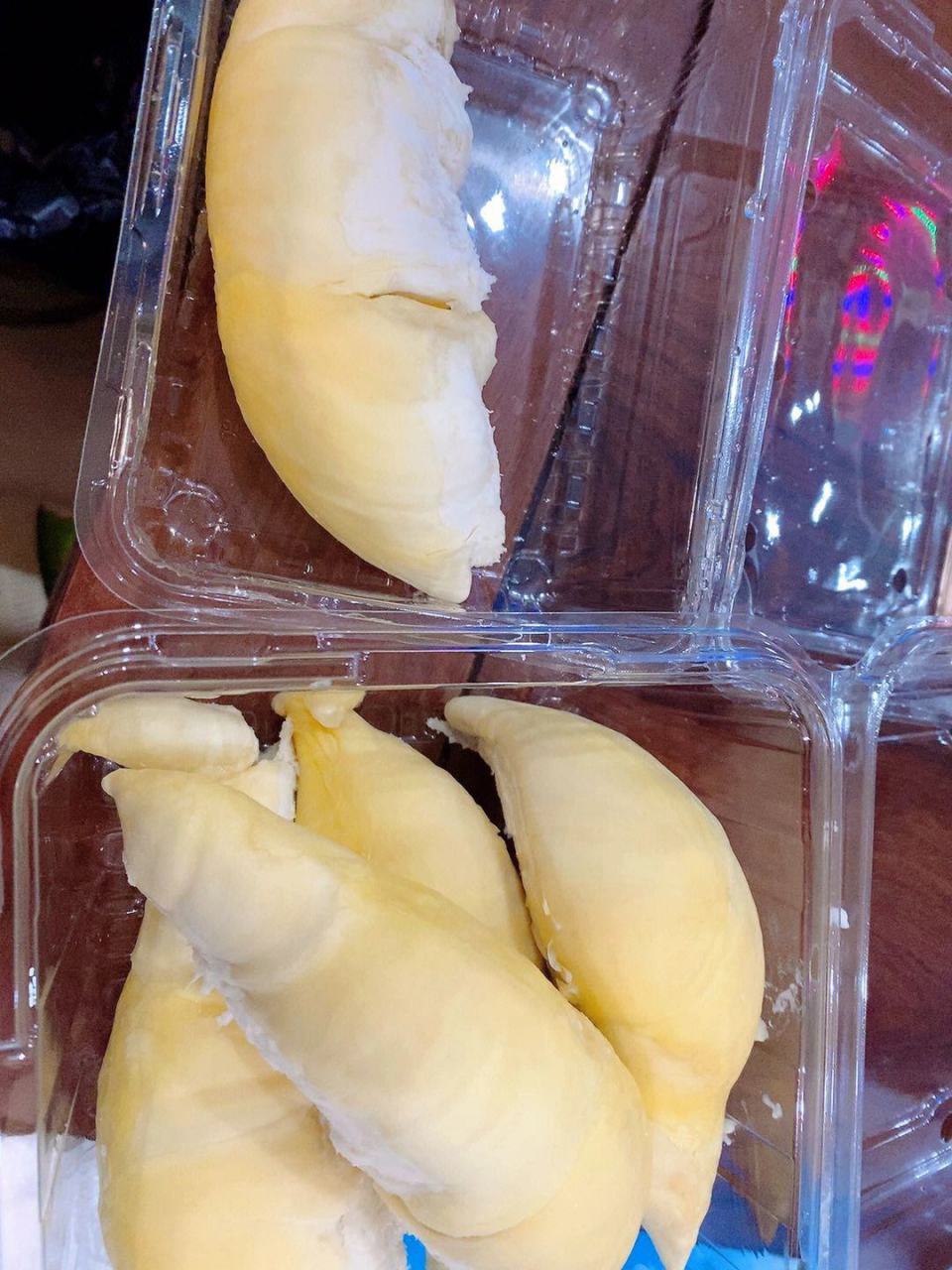 拿着一盒剥好的榴莲回家,在电梯里遇见我们楼上一个老太太带着她孙子