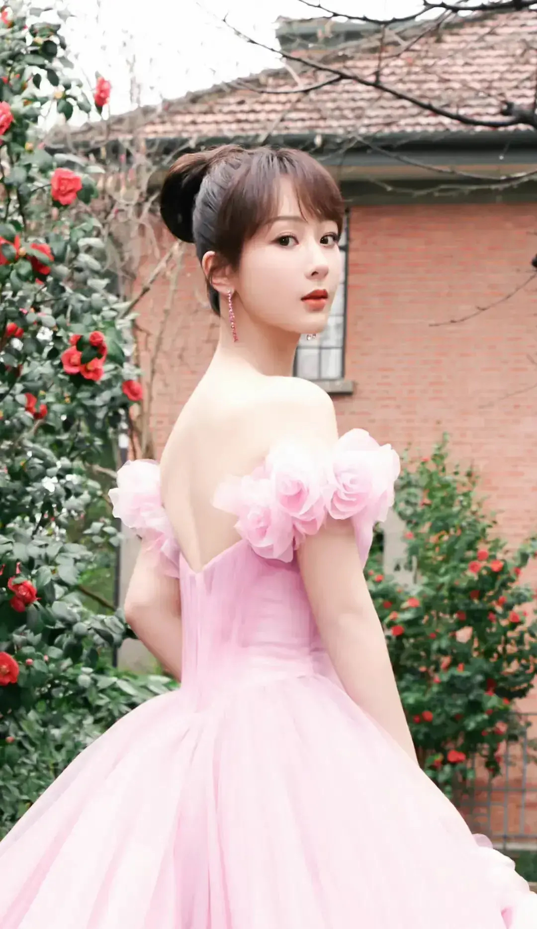 杨紫,抹胸礼裙尽显妩媚动人,珠圆玉润诱惑力超强