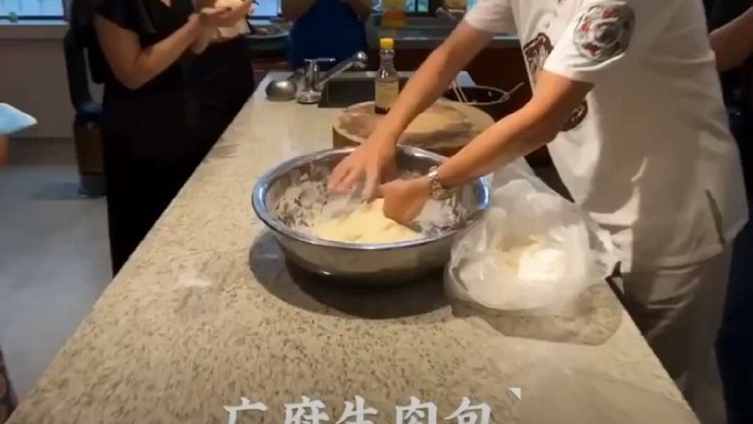 和朋友们一起做广府生肉包,看着就觉得味道不错