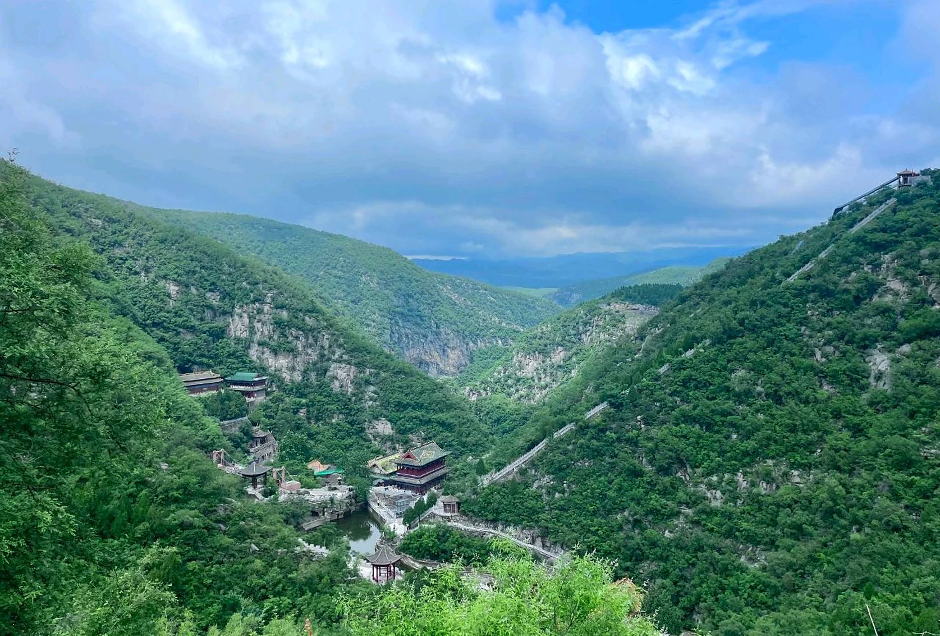 位于河南鹤壁市淇县西部的云梦山,景区内古建群立,风骨独具,峡谷蜿蜒