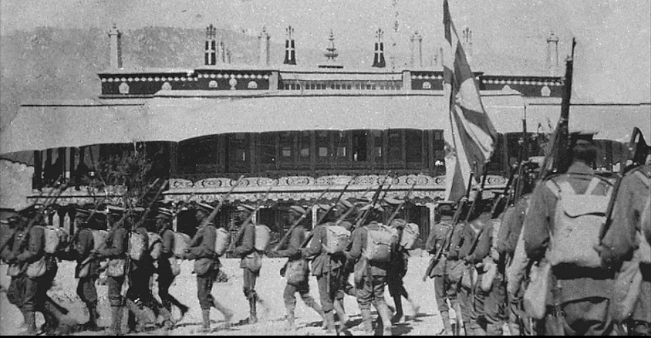 1959年,解放前的藏军,他们配备英国装备,穿着英式军装,扛着米字旗正在