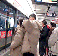 "老婆出差坐老板的车,这墨镜有点不太对劲啊……"哈哈哈哈哈