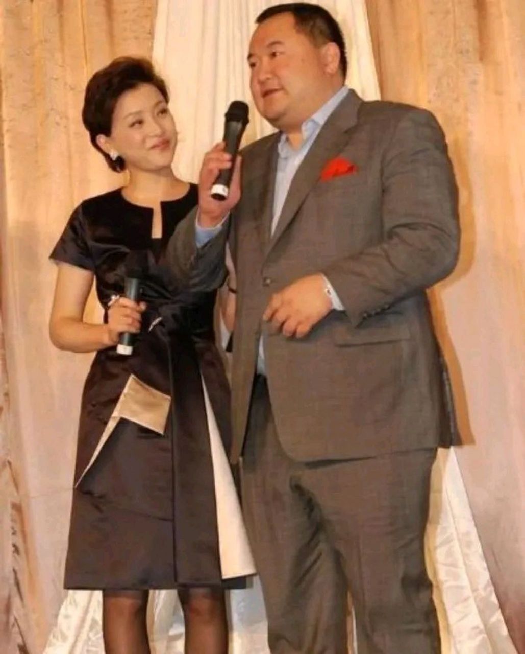 1994年,26岁的杨澜非要和银行上班的丈夫张一兵离婚,转身嫁给了体重