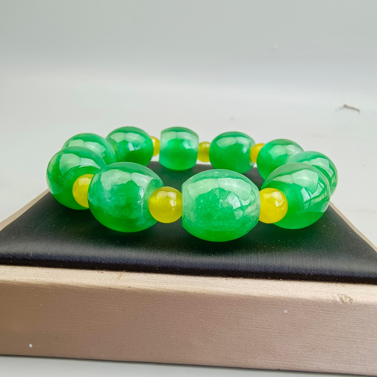 古玉老玉古董收藏的古代缅甸冰种浅绿色老翡翠路路通手链手串