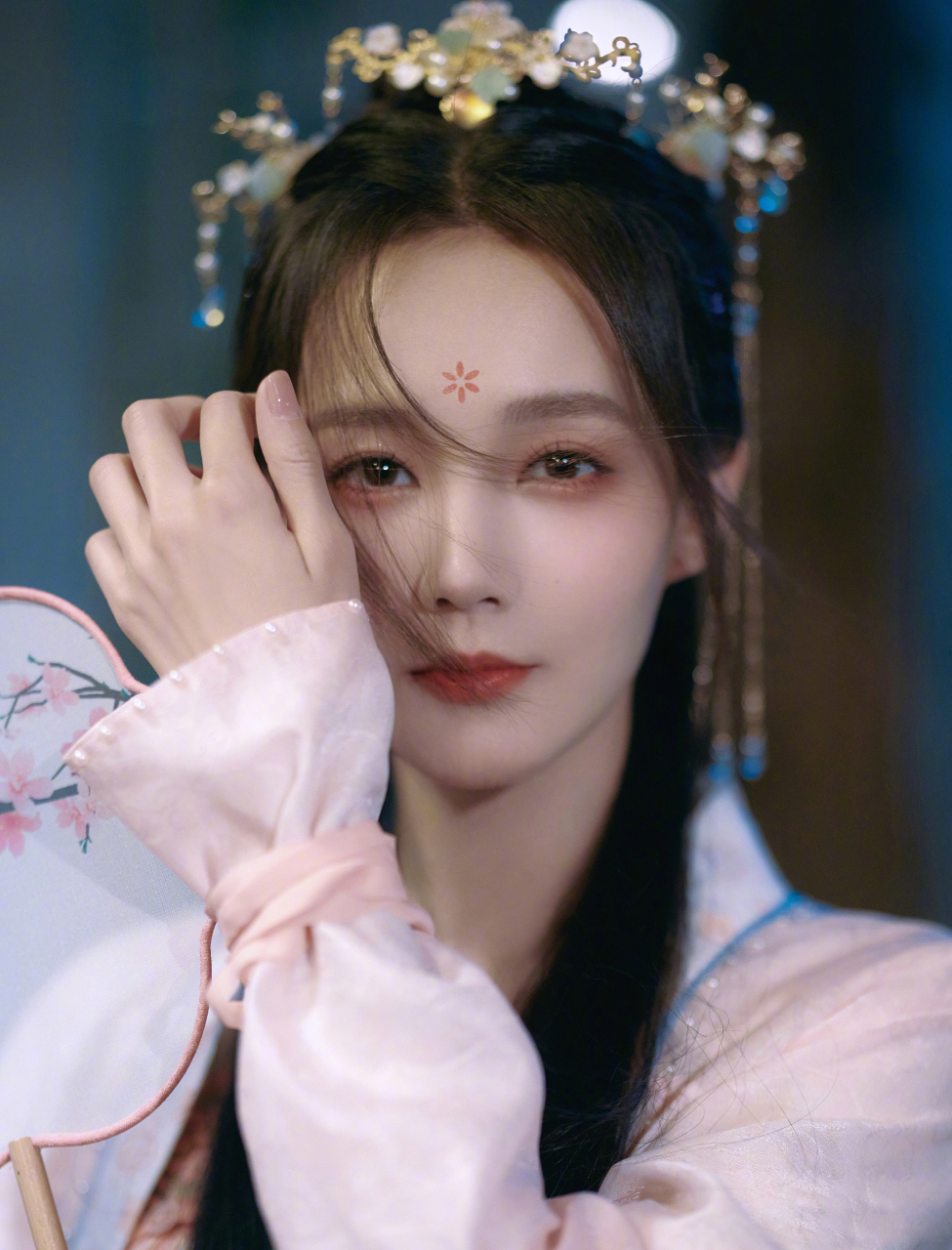 美人一笑为谁倾,美人一笑为谁倾#你心中的古装女神# #人间绝色# #一眼