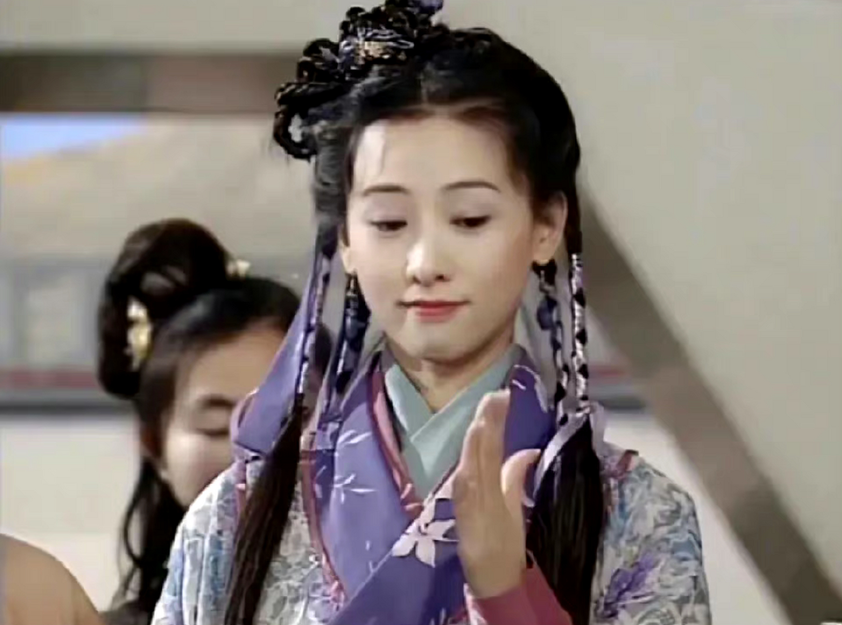 以前的古装美女,哪怕梳着差不多的发型,但是每个人还是很有自己的特色