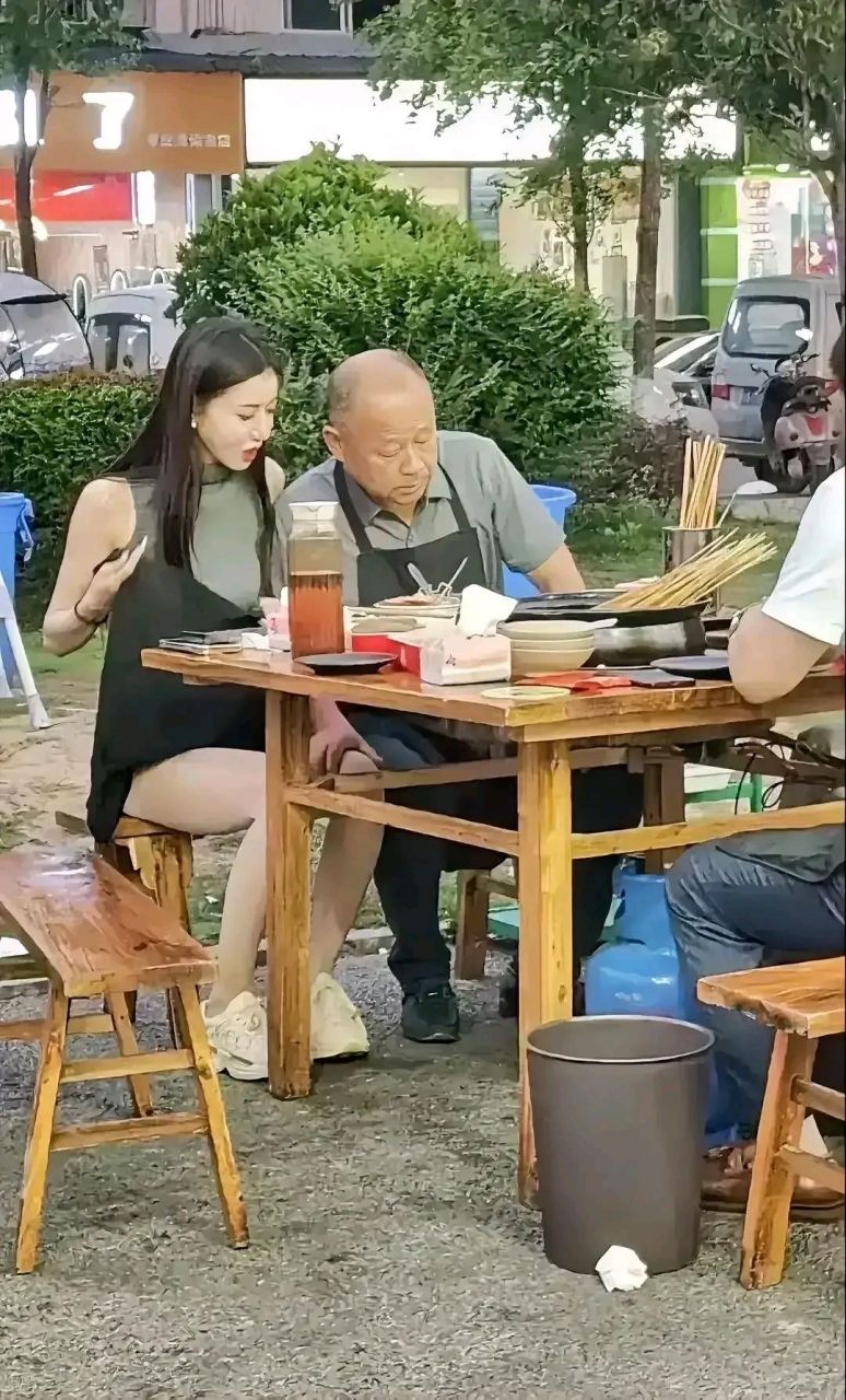 有句话叫做老不正经,图片中的大爷是不是这样的人啊?