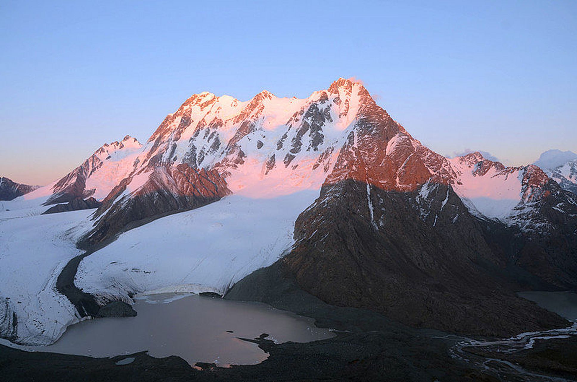 在天山天池景区观看巍峨雄伟的雪峰.耸立云霄的博格达峰.