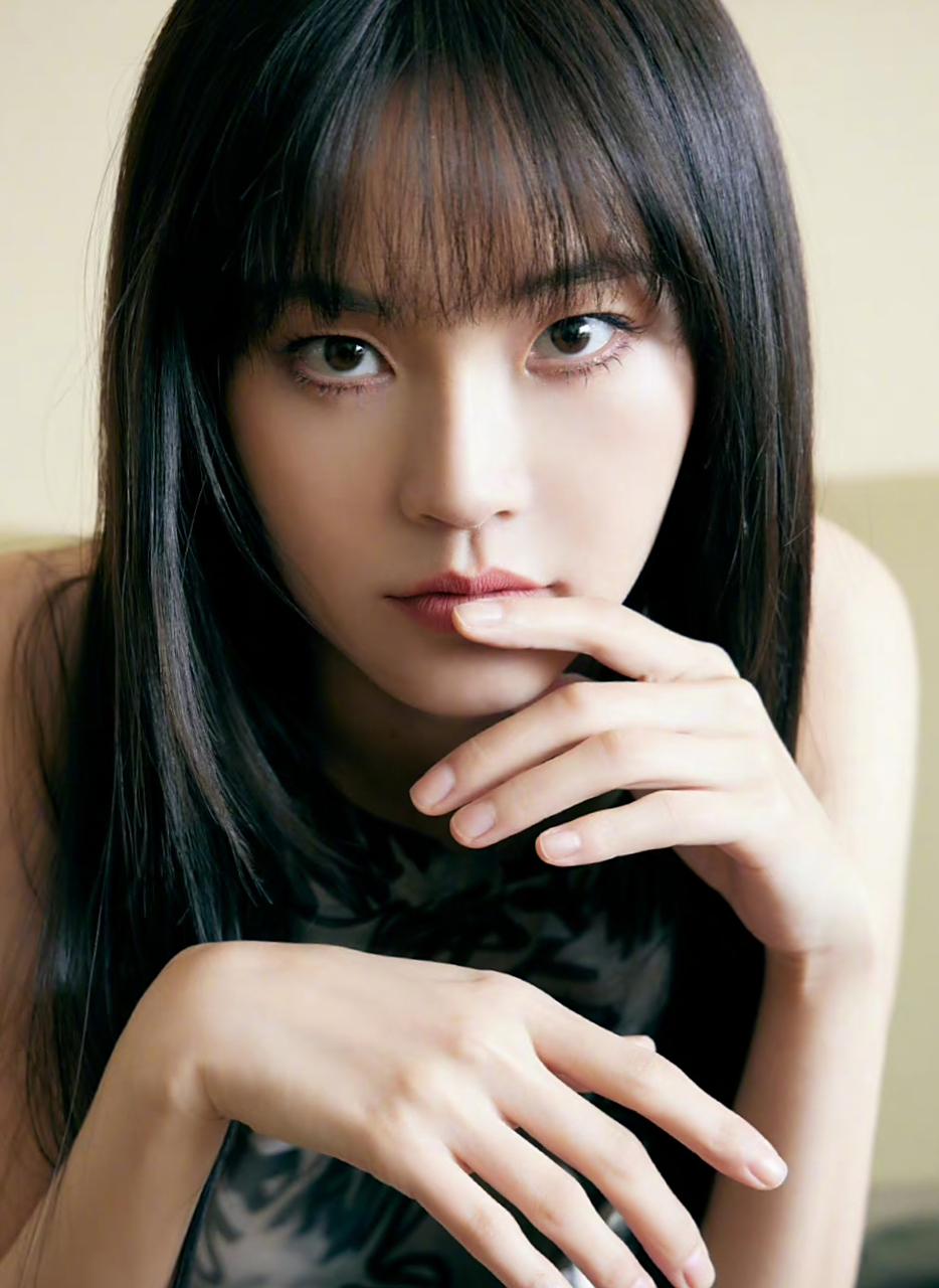 看张佳宁这组照含情脉脉,看她表情高傲冷冷的眼神,她的姿态很美,犹如