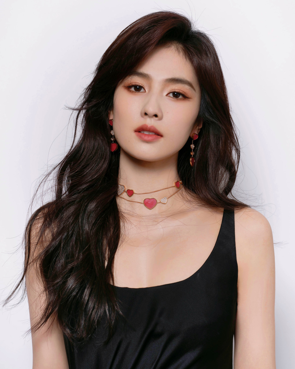 白鹿黑色抹胸吊带礼服出席chopard萧邦品牌活动,这几张超爱,鹿鹿太美