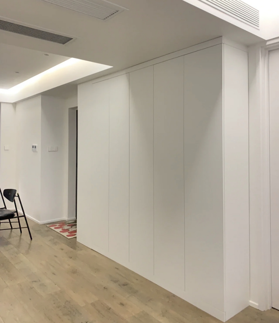 审美不到位,衣柜就别挑战拼色了,尤其是这种见光板和柜门不同色的,看