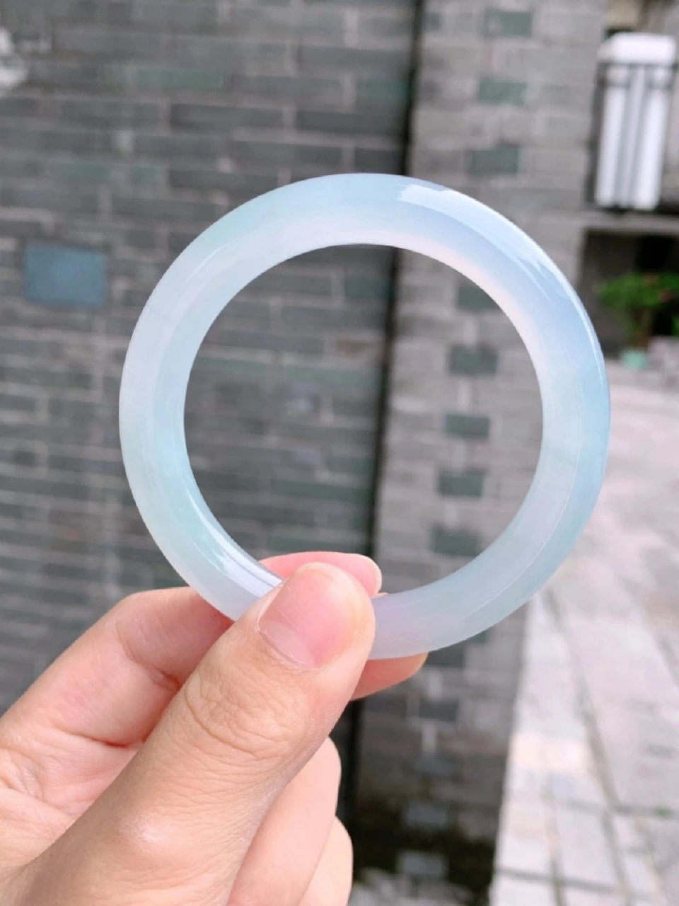 冰晴蓝底翡翠手镯,与晴天是标配的饰品,清新通透的翡翠手镯一定要拥有