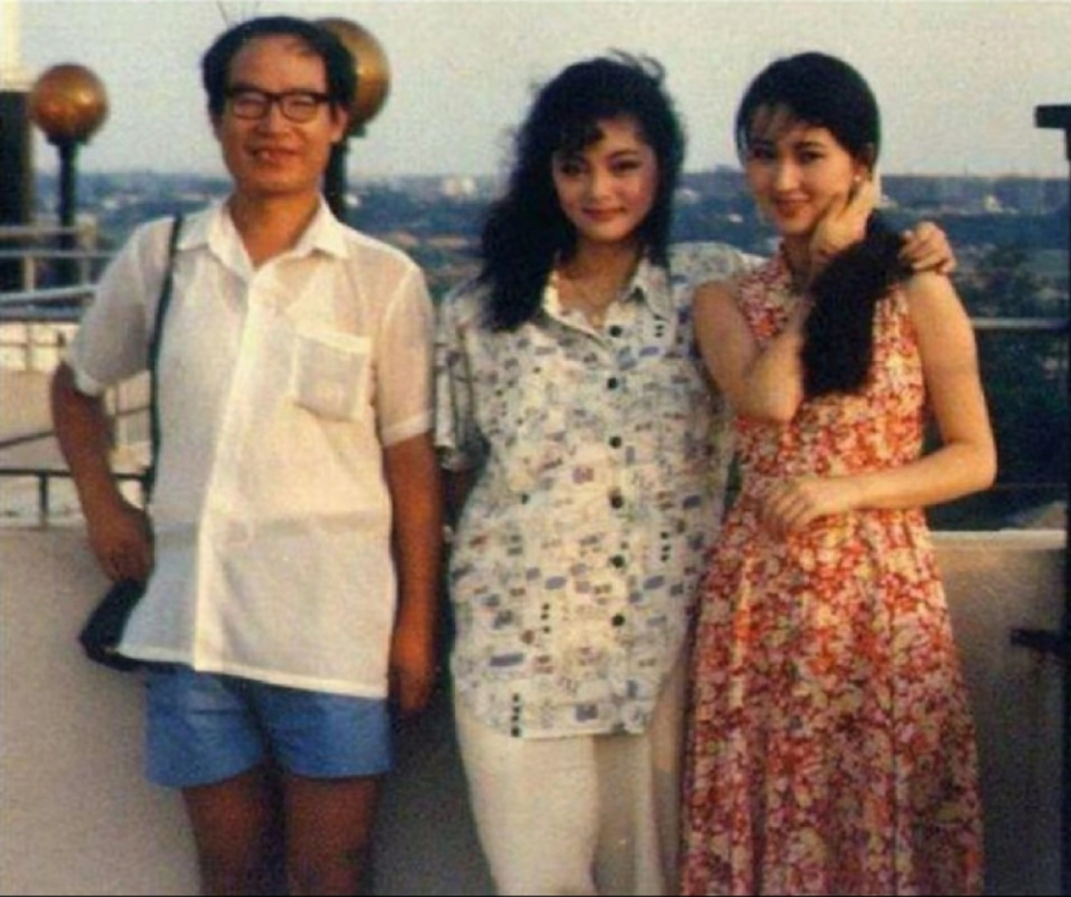 薛宝钗的扮演者张莉,林黛玉的扮演者陈晓旭,两人同时在《红楼梦》剧中