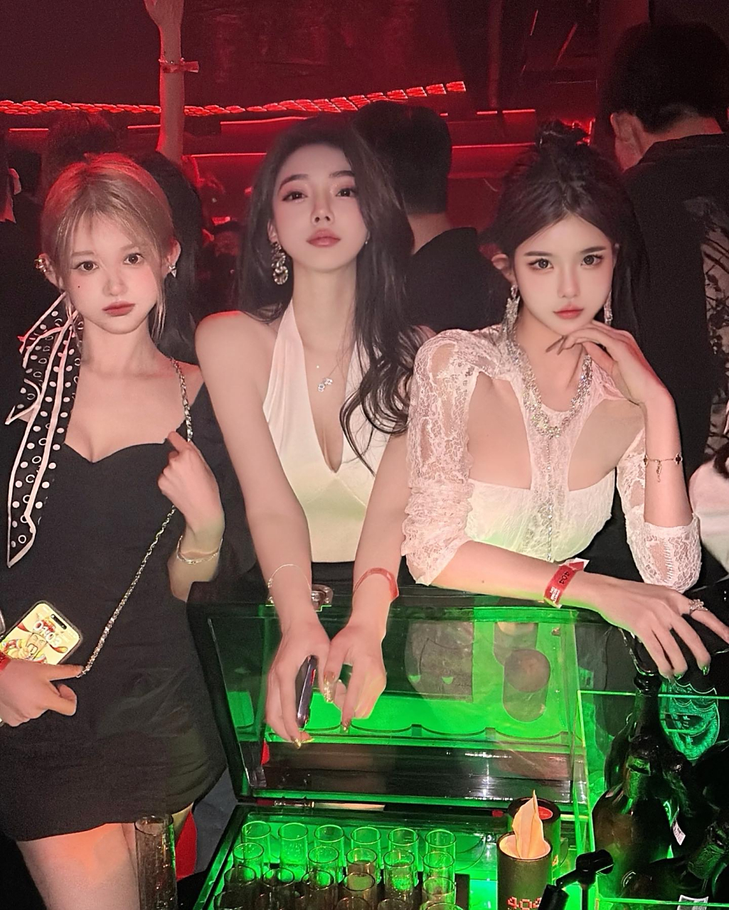我过生日,好闺蜜一起来酒吧嗨皮,人多真是热闹吖!